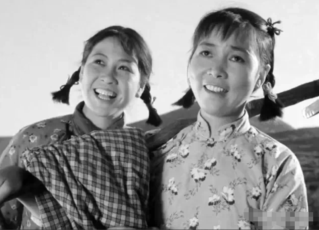 两位八一厂女星，锁住一部大跃进电影

“蟠龙山上锁蟠龙哇，要把荒山变良田，荒山变
