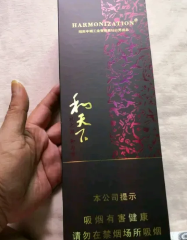 搞价不成改明抢？湖南株洲，一男子开着豪车来路边买烟，因懒得下车叫喊老板娘，拿两条