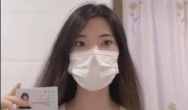 听了举报人提供的录音证据和聊天记录 ，感觉女生跟导师私交很好，教授虽言语轻佻，但
