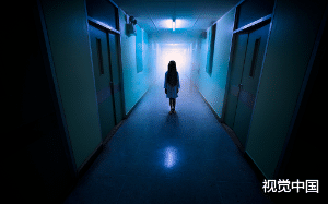 半夜两点漂亮的女邻居敲响了我的房门