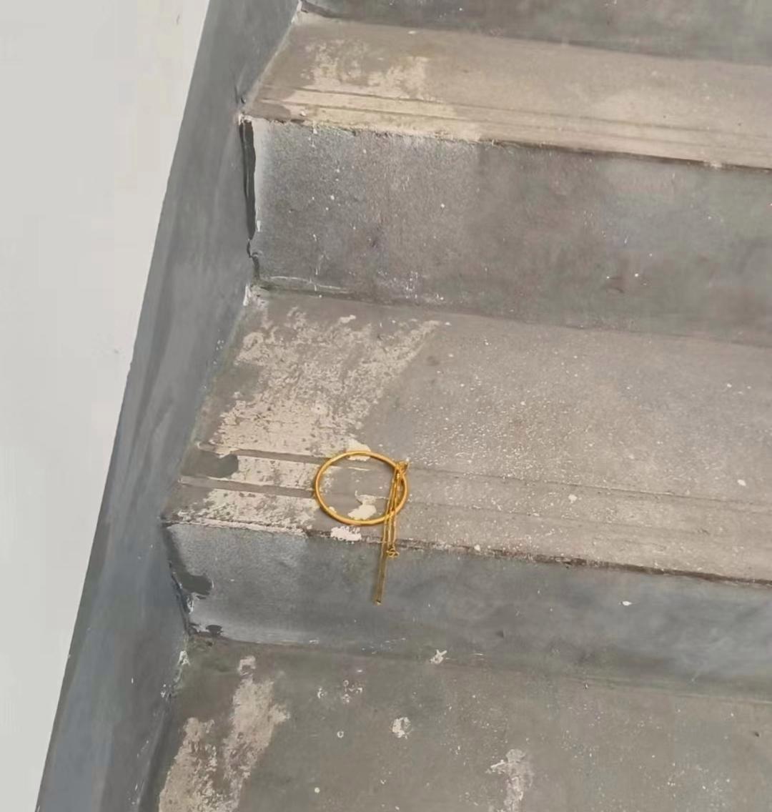 下班了在公司楼梯看到的，不晓得是真的还是假的，当下也没人瞧见。究竟要不要捡呢？