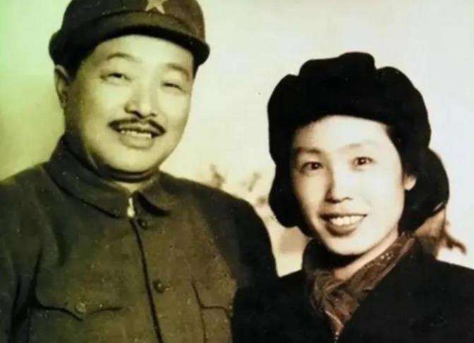 周总理问贺龙夫人：中央决定把贺龙元帅军衔撤下，你有啥意见吗？

权威资料来源：《