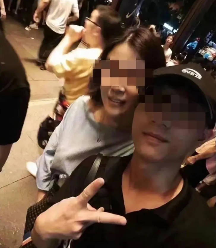 3月21日，网传南京航空航天大学一男学生与女副教授发生关系。根据网传聊天截屏，该