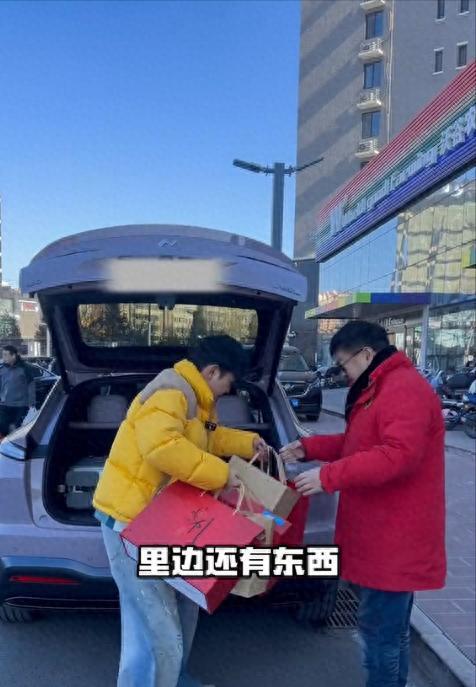 洪剑涛父子春节聚餐，儿子洪洋为戏只能啃黄瓜
2025年2月4日消息，说到洪剑涛，