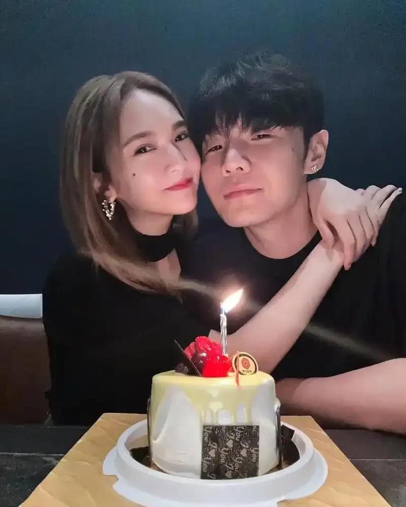 两岸明星夫妻，还剩杨丞琳李荣浩，赵又廷高圆圆，刘诗诗吴奇隆，伊能静秦昊
这四对里