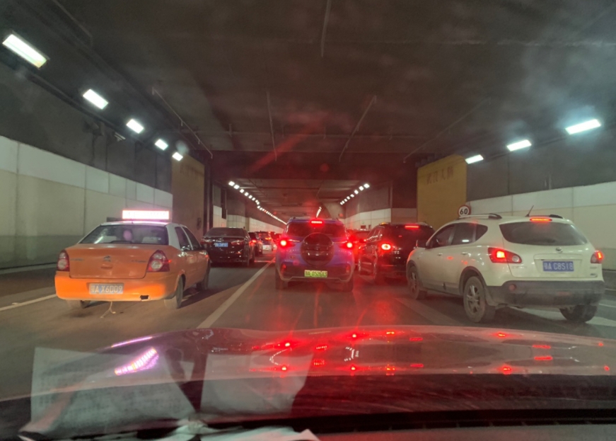 如何解决遇隧道必堵的问题？
隧道最大的问题是限速太狠，平时120km的限速，到了