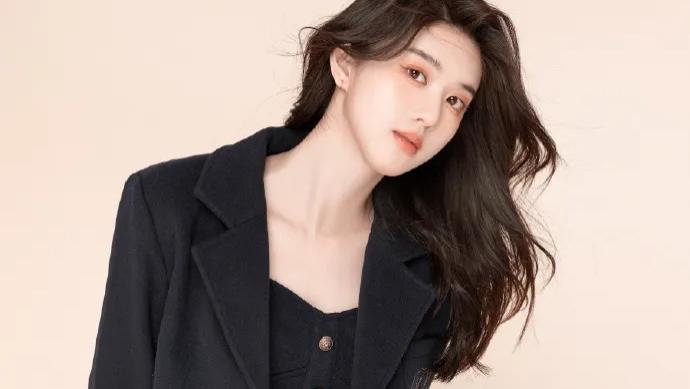 李凯馨高清美图，身姿婀娜，媚眼如画！