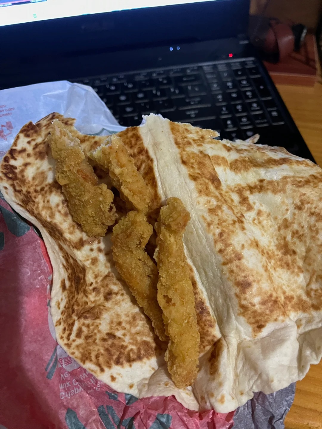 地铁信号太差自动给我点了个空的贡菜卷...
打开的一刻我惊呆了，啥也没有，光皮卷