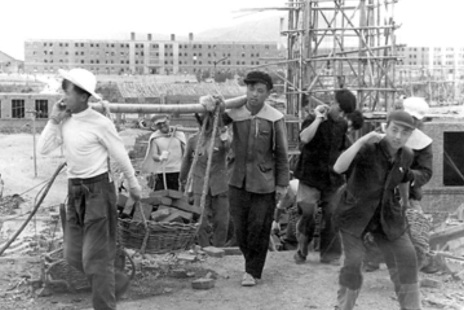 1969年冬，有人举报：“健跳江工地某营级干部以权谋私，与几个女民工发生了不正当