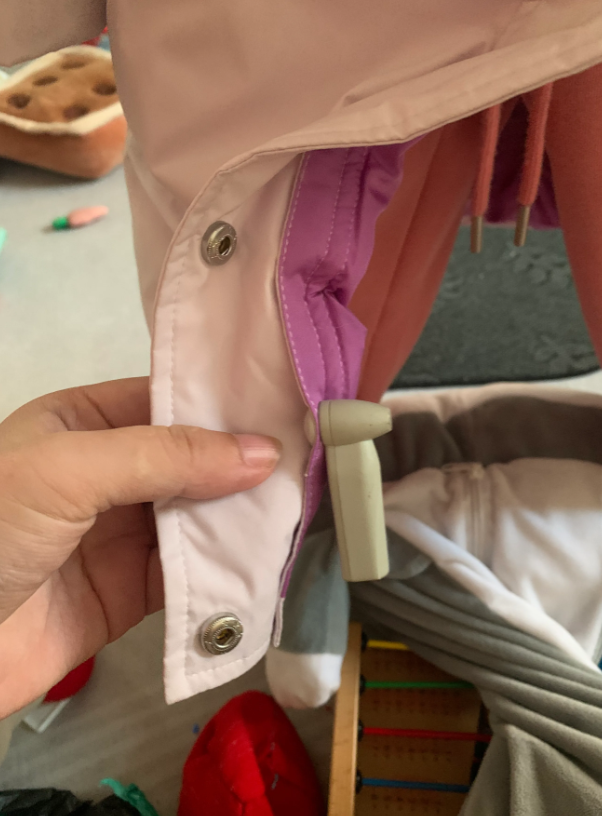 烦死了，给闺女买了一件羽绒服，带着防盗扣就发过来了……

本来去商场想找服装店的