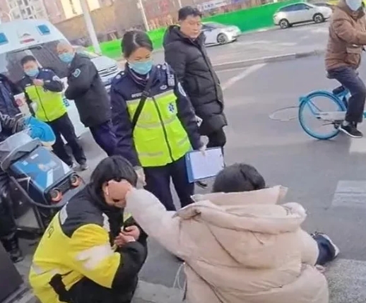 送外卖的小姑娘不小心撞了上街买菜的大妈，小姑娘一口一个“阿姨”地叫着，安慰这位大