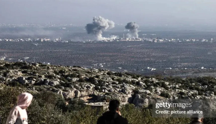 “炸！炸！炸！该炸！”12月1日，俄罗斯空天军与叙利亚空军联合，向叙利亚叛军占领