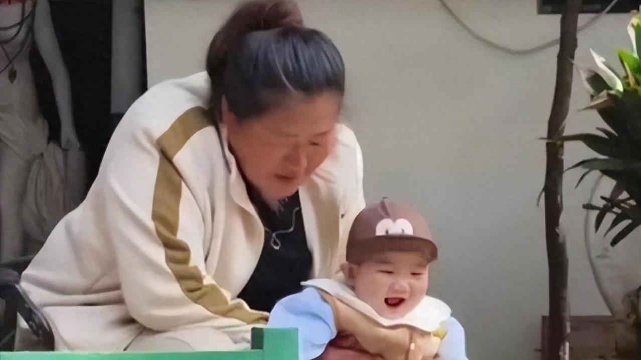 大衣嫂带孙子又脏又乱，被嘲笑不会带孩子，邋遢形象惹争议