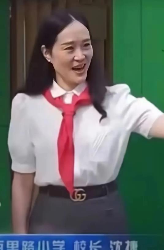 咱来聊聊温州百里路小学这事儿。网上有人说校长扣教师绩效去买奢侈品，像校长沈捷系着