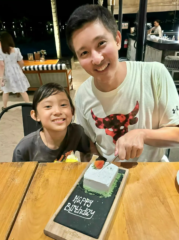 立威廉女儿越来越漂亮了，这些年立威廉很少拍戏，在家陪女儿，真是个好爸爸。
女儿长
