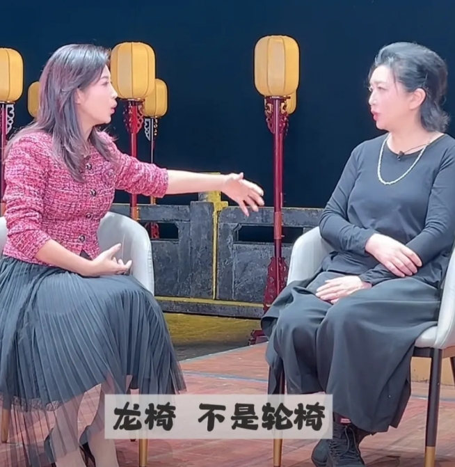 主持人春妮口误，把“龙椅”说成轮“轮椅”，演员江珊当场纠正了她的口误。“作为资深