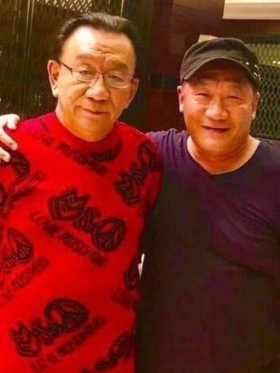2007年，侯耀华刚刚把哥哥候辉文的后事料理完，王朔就因为谢东的事怒对候辉华:叫