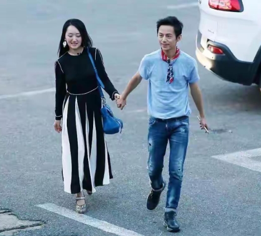 何炅杨钰莹手牵手，浪漫街头漫步！
