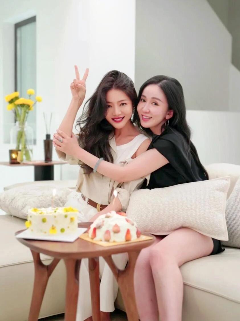 娄艺潇与邓家佳
