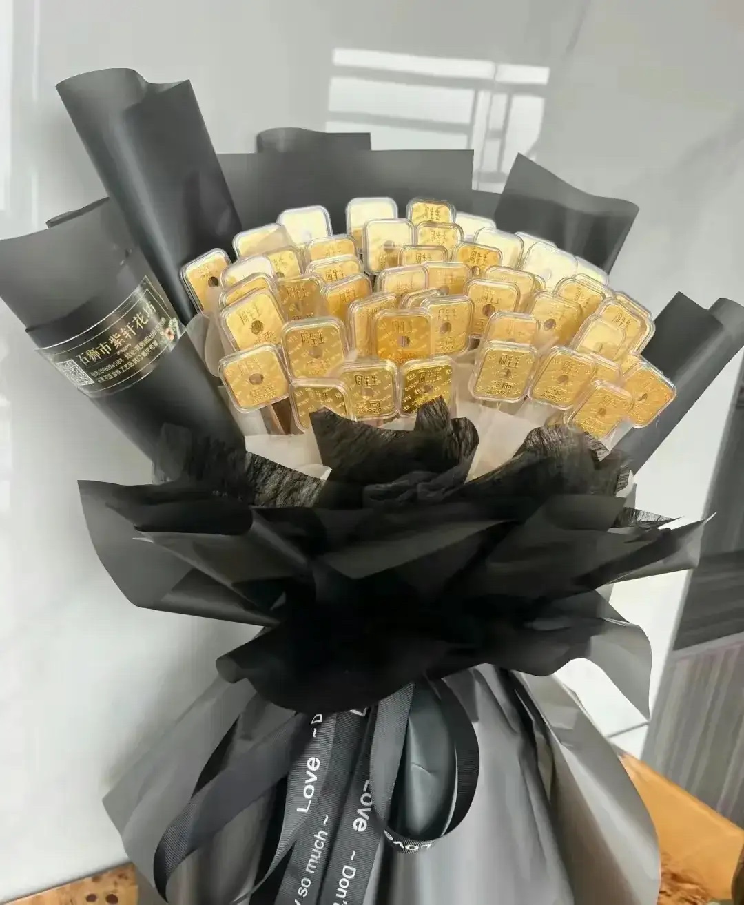 今天第一次和心目中的女神约会，我精心准备的礼物怎么样？争取一举把她拿下[耶]。
