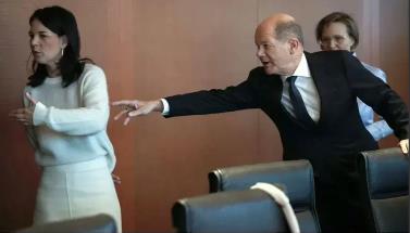 不满对乌援助被否决，德国外长“愤而离席”
德国外长贝尔伯克，大家估计都不陌生，近