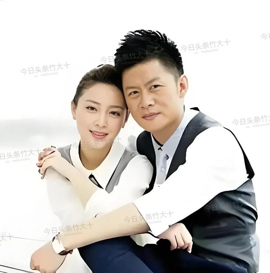 看这夫妻俩多般配！李健和妻子真是很搭！

都很面善，李健朴实踏实，妻子温柔贤惠，