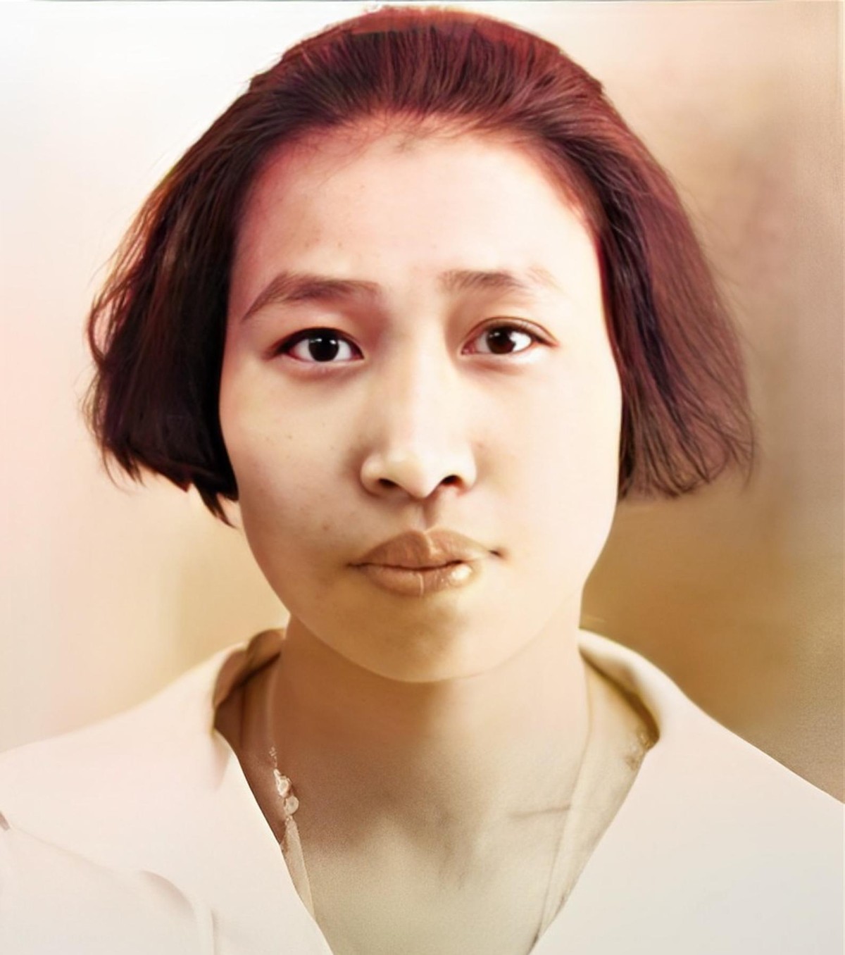 在1955年，周恩来前往印度尼西亚途径昆明时，他拜访了他的初恋女友张若名和她的丈