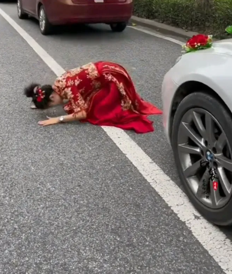 结婚车与火化灵车相遇，新郎家人感到太晦气，互不相让，新娘竟然下车，在灵车前“下跪
