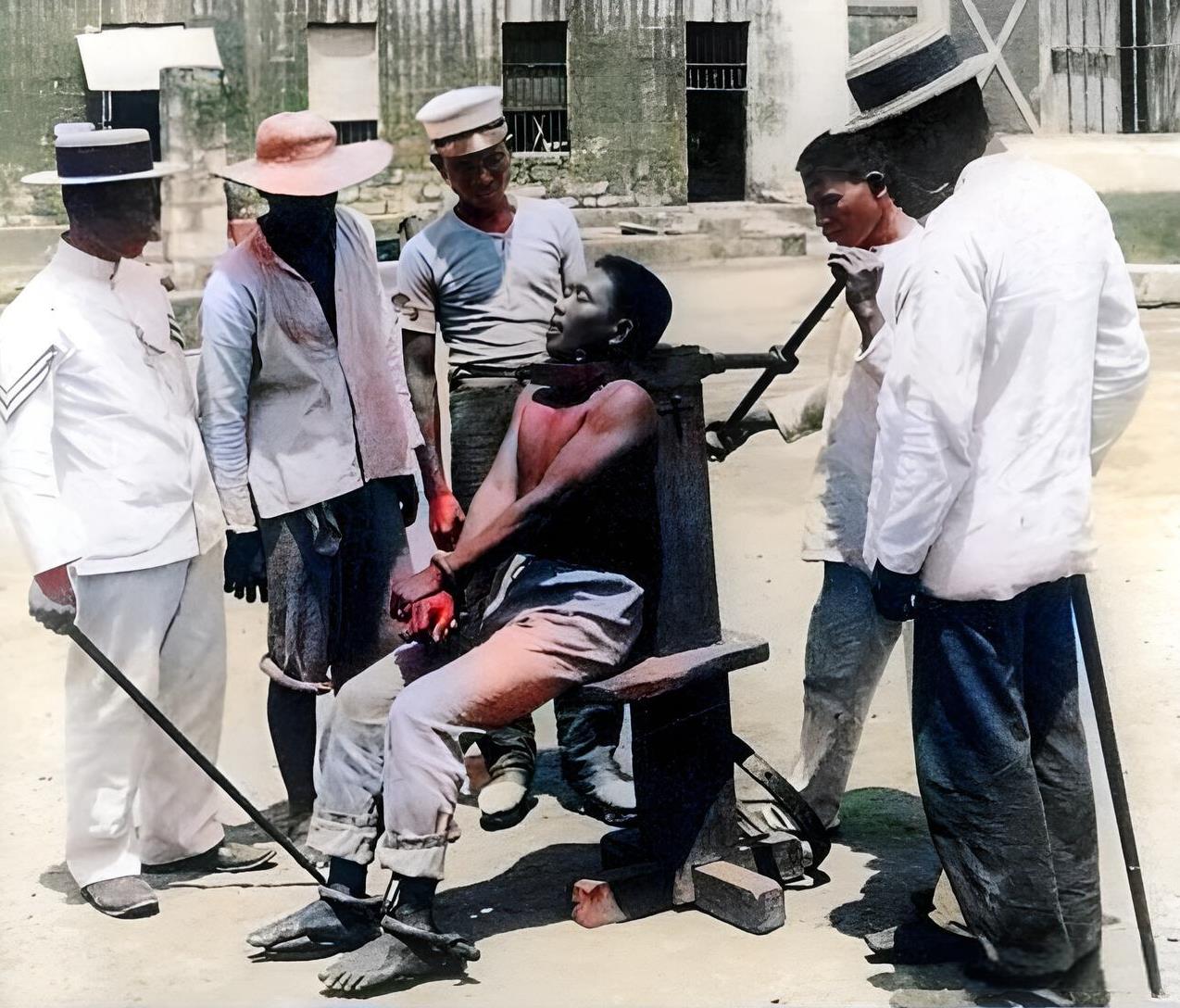一九零一年，菲律宾，行刑人对一名犯人实行绞刑。绞刑分为缢死和勒死两种。菲律宾的绞