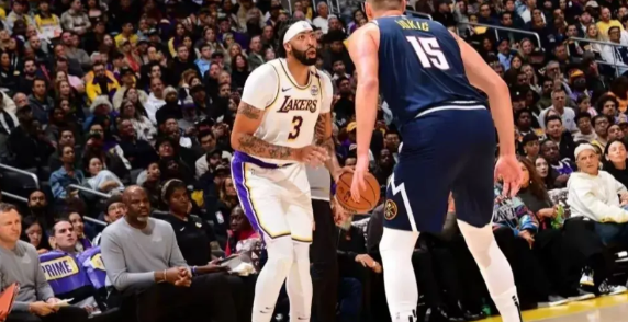 回过头来看，浓眉确实耽误了詹姆斯发展

浓眉一直以来都给人一种错觉，进攻端毫无无