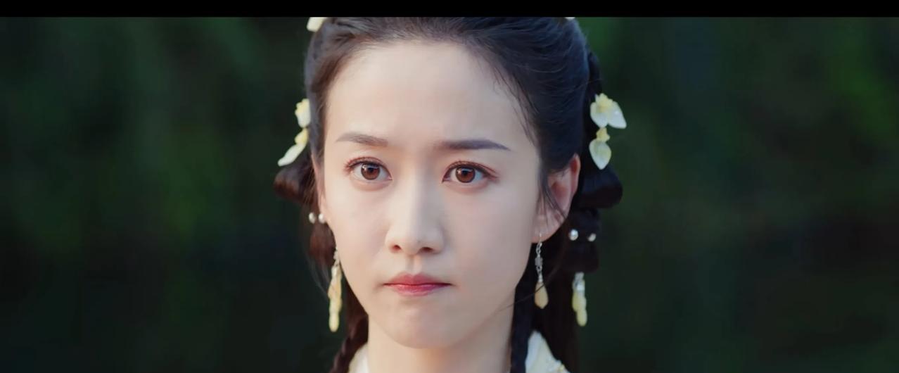 《大奉打更人》许七安名场面之“弄玉插花”。
大奉第一美女镇北王妃慕南栀，花灵和不