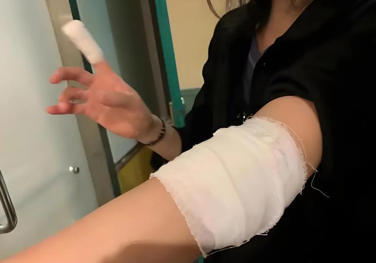 上海，女子在家具店做销售，一天，老板的女儿带着孩子到店里玩，女子和小孩玩“你追我