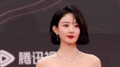 流鼻血还抢话筒，两个女星当众亲吻，只有赵丽颖C位压轴很安心