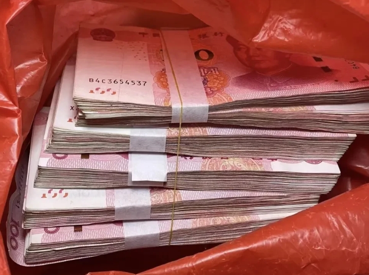 昨天儿子跟我讲，月底要发年终奖了，大概有五万多块。我一听挺高兴，便跟他说：“你把