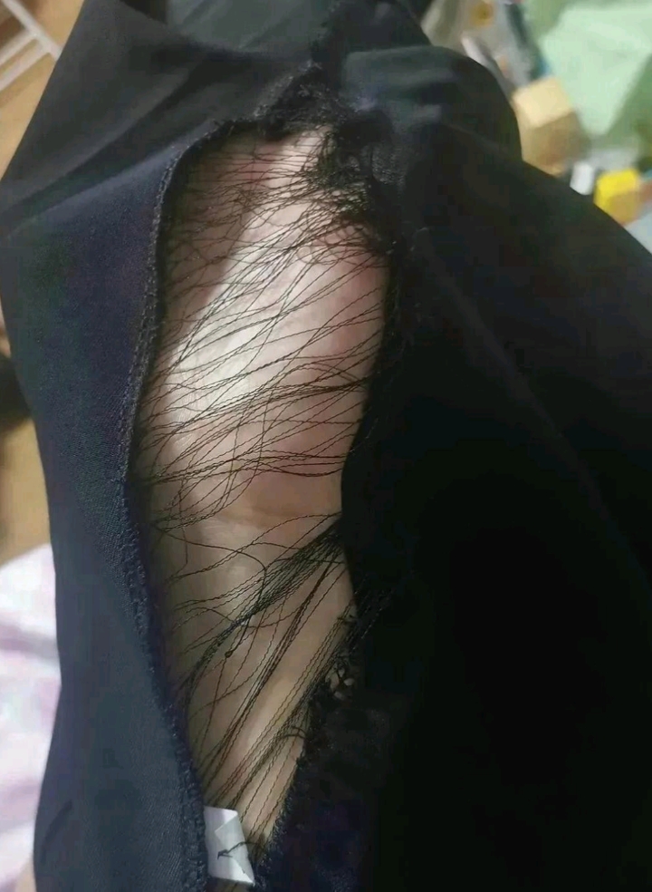 我简直想找个地缝钻进去，不想活了！穿着破了个大口子的裙子就出门了，居然没有一个人