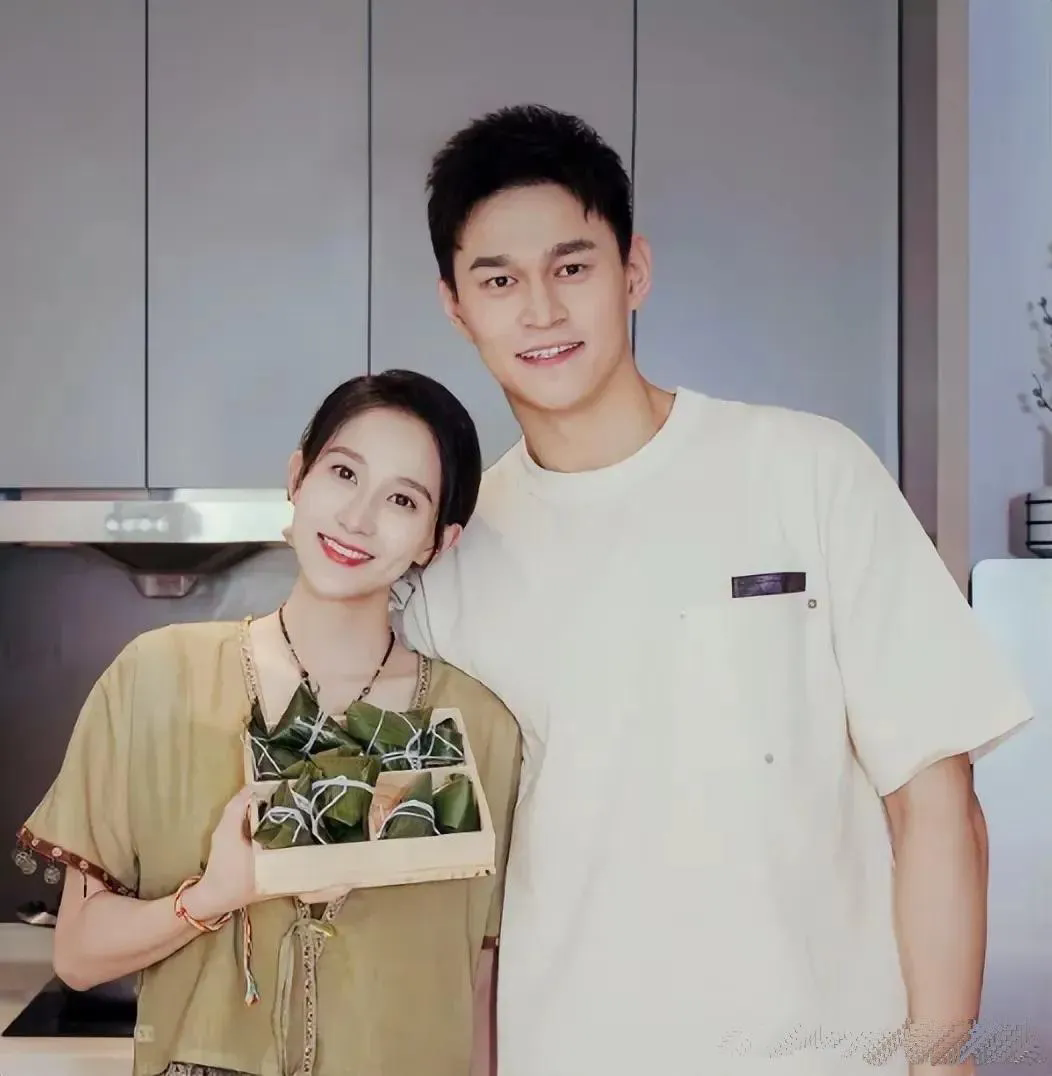 孙杨和妻子包粽子，画面温馨有爱，结婚后他更显温柔
