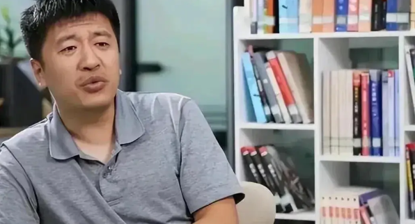张雪峰老师曾真诚地告诉我们：该如何说服孩子努力学习
 
第一句，别的同学在熬夜刷
