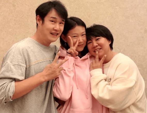 小沈阳的女儿沈佳润:曾因长相太丑被骂像猴,如今逆袭撞脸韩星(小沈阳女儿简介)-第15张图片-九妖电影 小沈阳的女儿沈佳润:曾因长相太丑被骂像猴,如今逆袭撞脸韩星(小沈阳女儿简介)-第15张图片-九妖电影