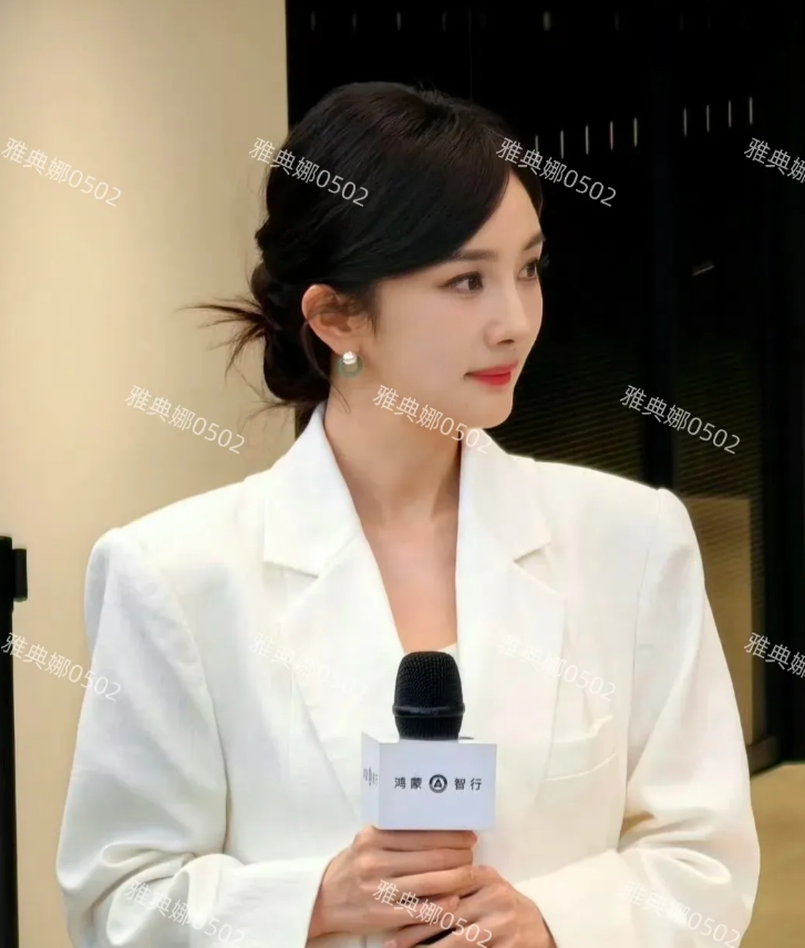 偶遇杨幂，本人脸巨小五官立体精致，一双美腿又细又长，就是太瘦了法令纹有点深，没有