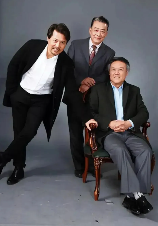 资深演员达式常，我认识。其他两位，谁熟悉？
其中一位，帅气潇洒，风度翩翩，经常扮