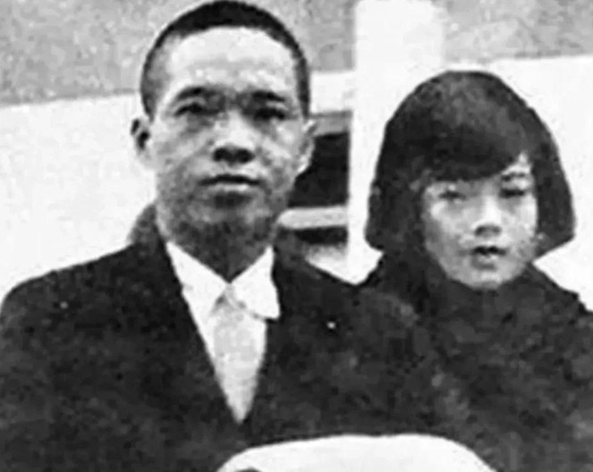 1918年，莫秀英结婚6年不能生育，被丈夫赶出家门。无路可去时，被一名年轻军官看