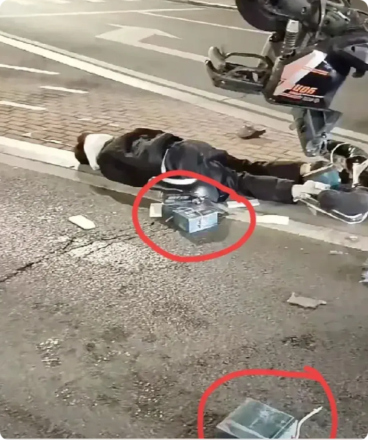 凌晨五点生死逆转！外卖小哥昏迷后奇迹复活，真相令人泪目！
凌晨五点的城市街头寒风