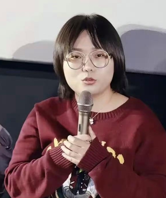 自从李雪琴当明星后，肉眼可见她变漂亮了。第一步包装很重要，第二步必须要瘦下来。