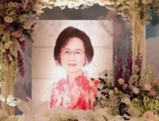 关键的问题在平鑫涛，伤了个优秀的女人。
 
琼瑶的妈妈好不容易劝服她跟平分手分开