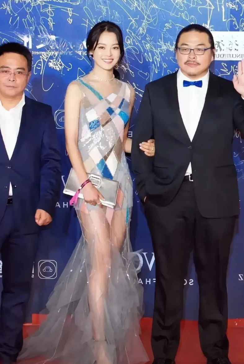 辛芷蕾，168身高，
高挑细长的美腿，
一副似混血的精致脸庞，
总有种时尚的高级