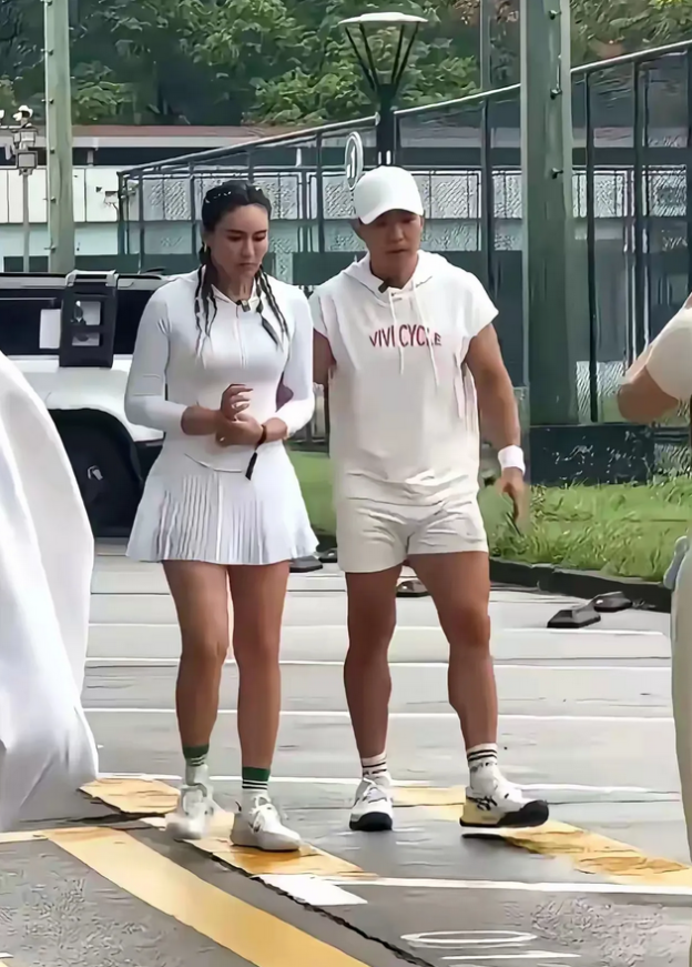 哎呀呀，那些曾经充满热情的刘畊宏女孩们，如今梦好像碎了一地呢。

有人跟着跳了半