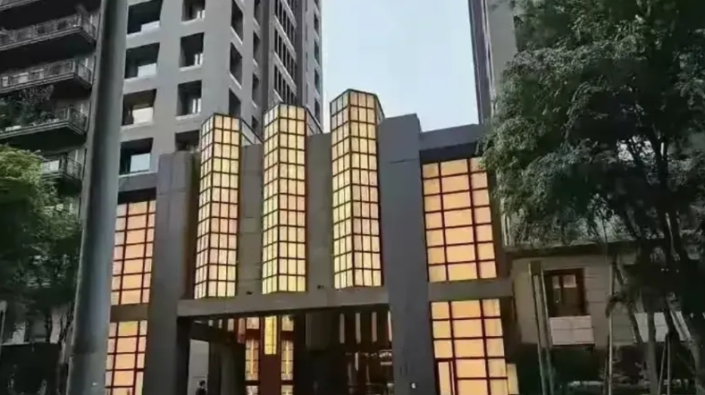 汪小菲这手段“绝杀”
网友担心说：
断供湾湾豪宅
假如大S付不起怎么办？
孩子以