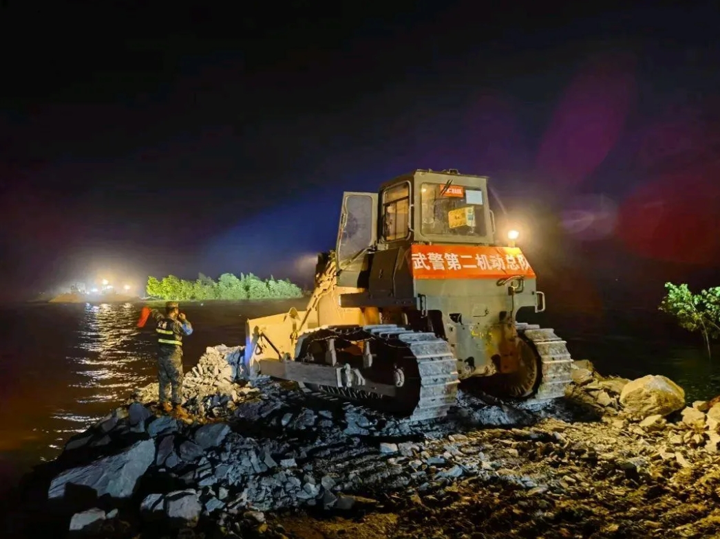 连夜修堤，老百姓住在安置点。

堤坝的事儿， 呼吁国家严查豆腐渣工程，花了那么多