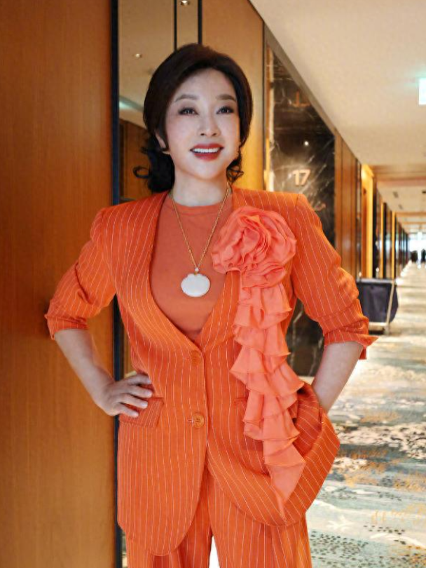 刘晓庆终于不扮嫩，一身橘色西装美得好高级，74岁女人最美的样子