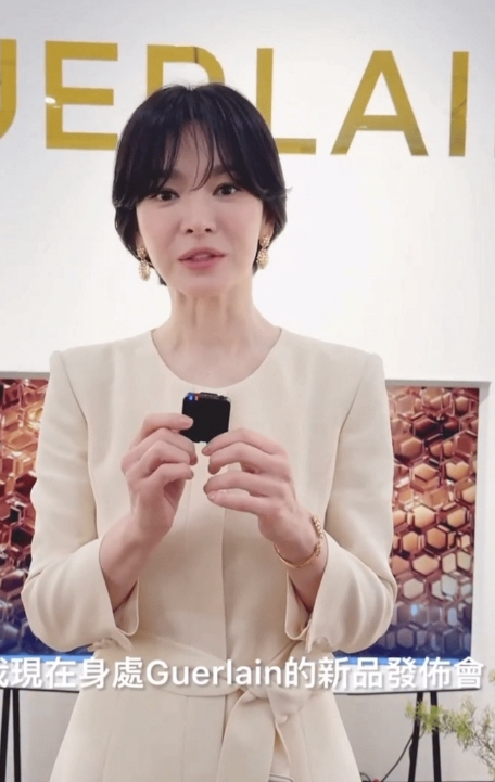看到衰老的宋慧乔有点莫名的心疼[流泪]

咋办啊，没发福，没皱纹，没斑还白，五官